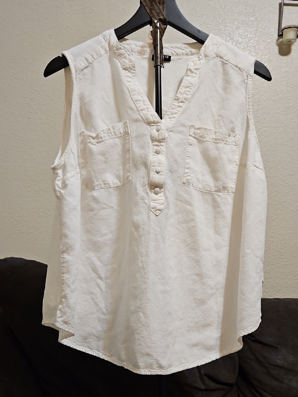 torrid Linen Blend White Button-Placket Sleeveless V-Neck Tank
